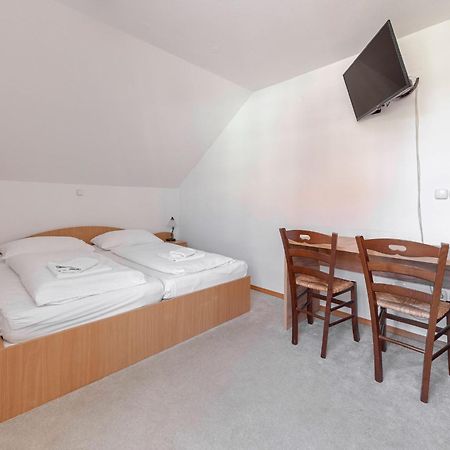 Hotel Gostilna Logar Hotemaze Esterno foto