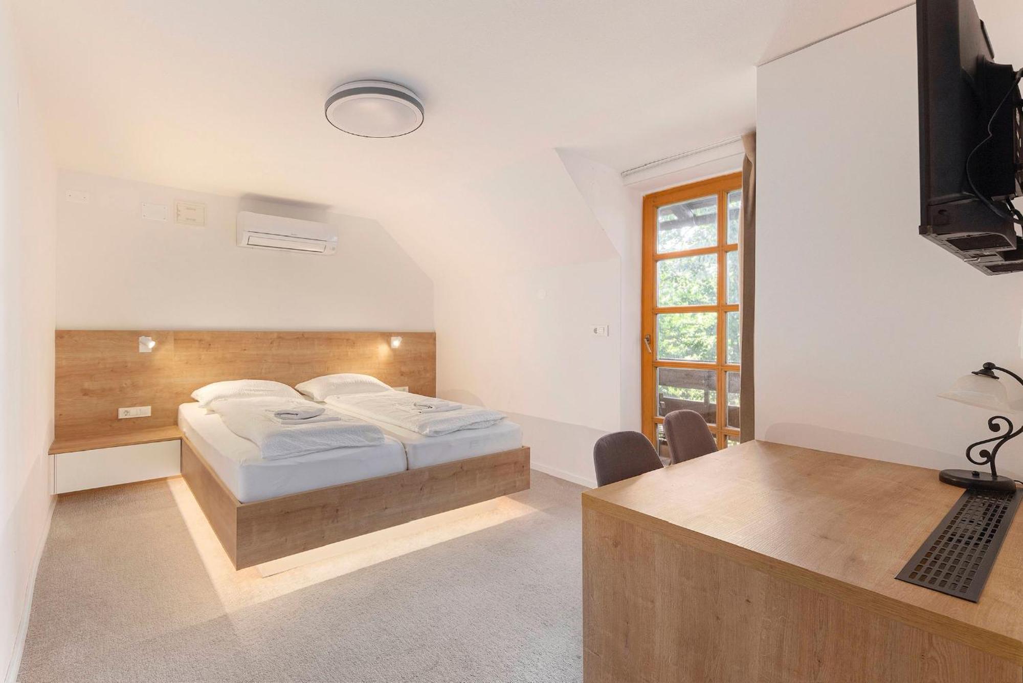 Hotel Gostilna Logar Hotemaze Esterno foto